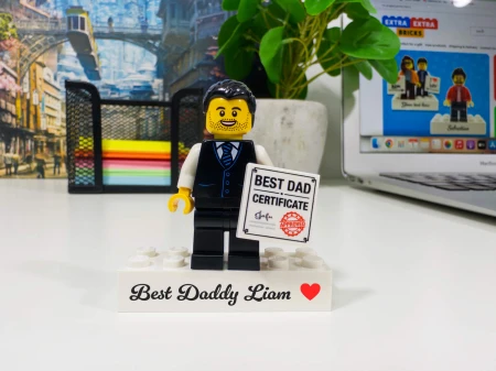 Personalizowana figurka LEGO® Najlepszy Tata z napisem na podstawce - przykład personalizacji 2