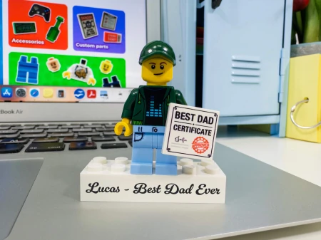 Personalizowana figurka LEGO® Najlepszy Tata z napisem na podstawce - przykład personalizacji 3