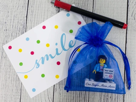 Personalizowana figurka LEGO® Najlepsza Mama z dedykowanym napisem na podstawce - opakowanie prezentowe