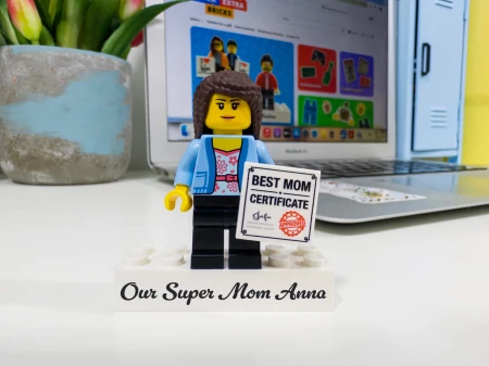 Personalizowana figurka LEGO® z napisem na podstawce jako prezent na Dzień Mamy - przykład personalizacji 1
