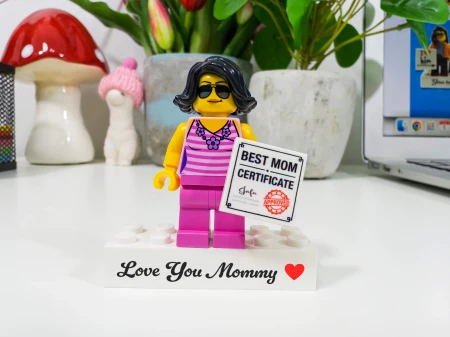 Personalizowana figurka LEGO® z napisem na podstawce jako prezent na Dzień Mamy - przykład personalizacji 2