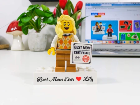 Personalizowana figurka LEGO® z napisem na podstawce jako prezent na Dzień Mamy - przykład personalizacji 3