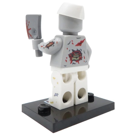 Custom LEGO Undead Chef Minifigur – Zombie-Koch mit Hackbeil auf einem Präsentationsständer, Rückansicht