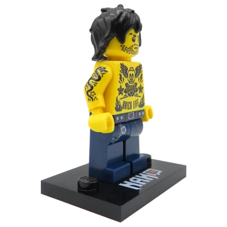 Custom LEGO Inkhead Minifigur – Tattoo-Fan auf einem Präsentationsständer, Seitenansicht