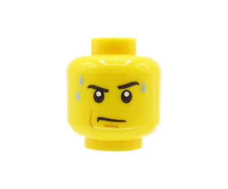 Głowa figurki LEGO w kolorze żółtym, męska, krople potu, czarne brwi, uniesiona jedna brew, zdenerwowana mina / grymas.