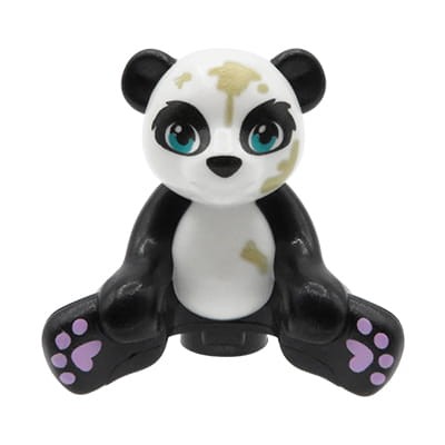 LEGO panda siedząca - biało-czarna z niebieskimi oczami, lawendowymi opuszkami łap, plamami błota na głowie i brzuchu