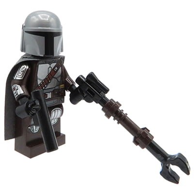 Minifigurka LEGO Star Wars Mandalorian (Din Djarin / Mando) z bronią długą i krótką, w srebrnym hełmie i ciemnoszarej pelerynie