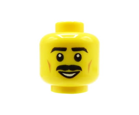Głowa figurki LEGO w kolorze żółtym, męska, czarne wąsy i brwi, uśmiech z zębami.