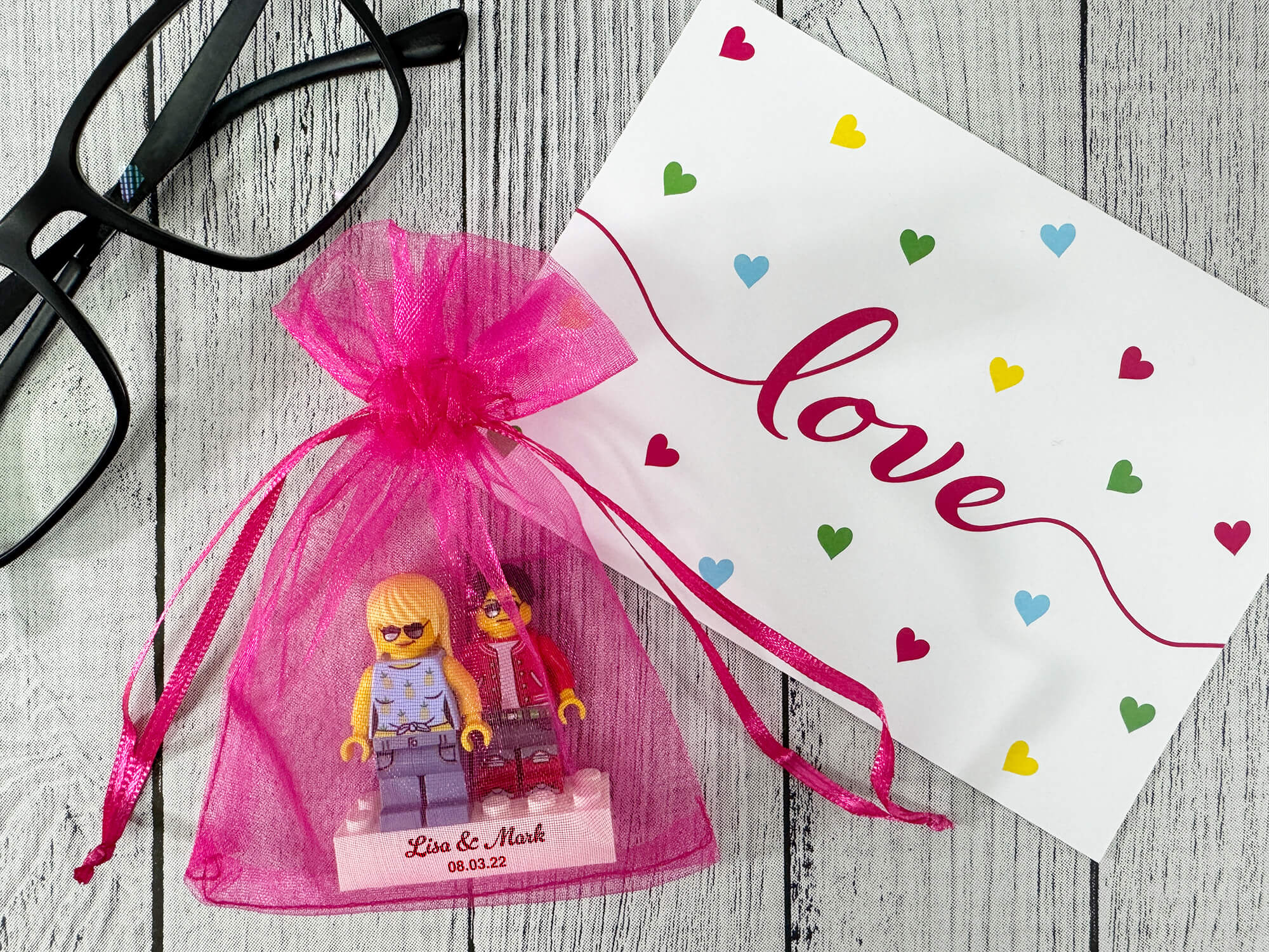 Figurines LEGO® personnalisées couple avec votre texte sur une base - emballage cadeau