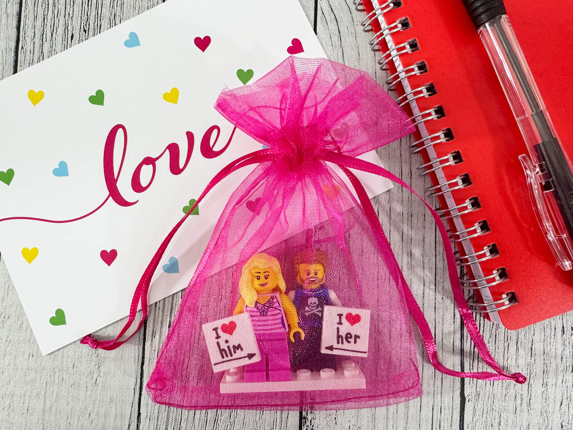 Figurines LEGO® personnalisées couple avec panneaux Love - emballage cadeau