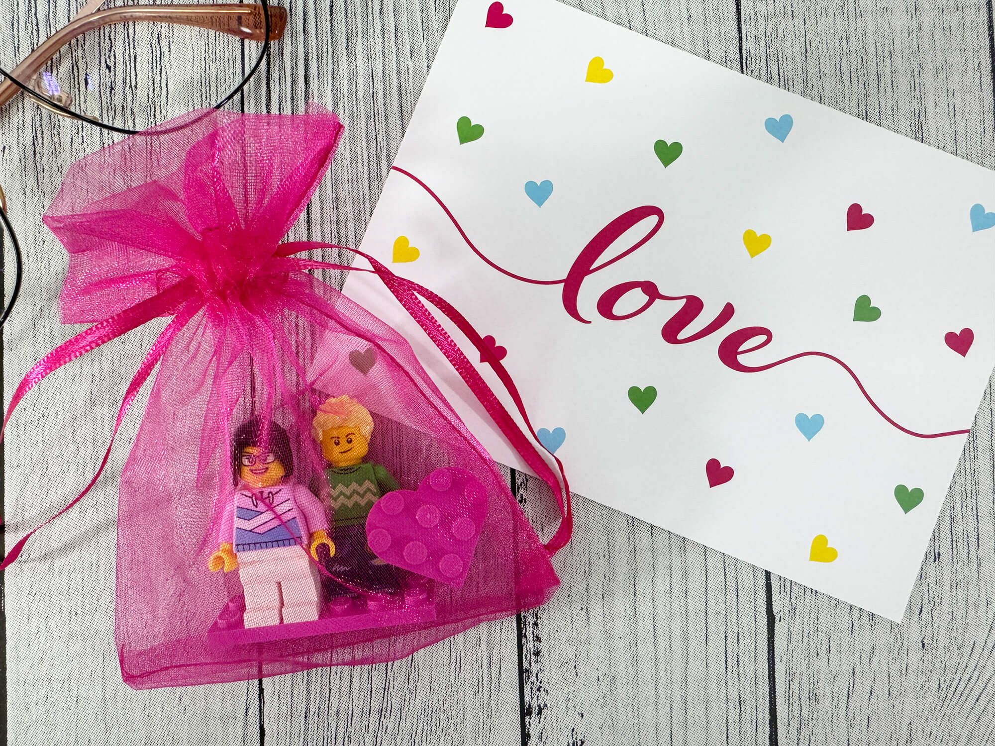 Figurines LEGO® personnalisées couple avec cœur – emballage cadeau