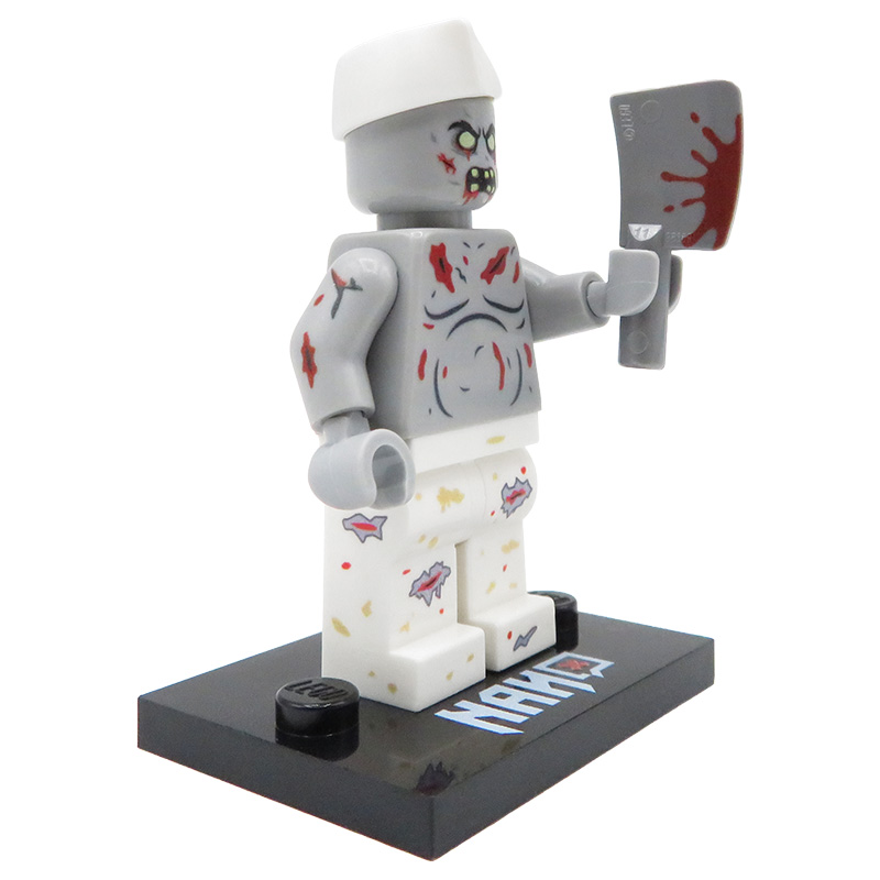 Custom LEGO Undead Chef Minifigur – Zombie-Koch mit Hackbeil auf einem Präsentationsständer, Seitenansicht